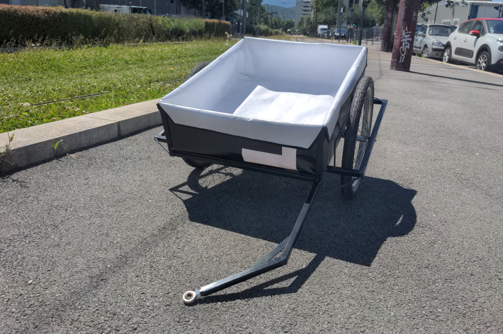 Remorque avec bache protections etanches